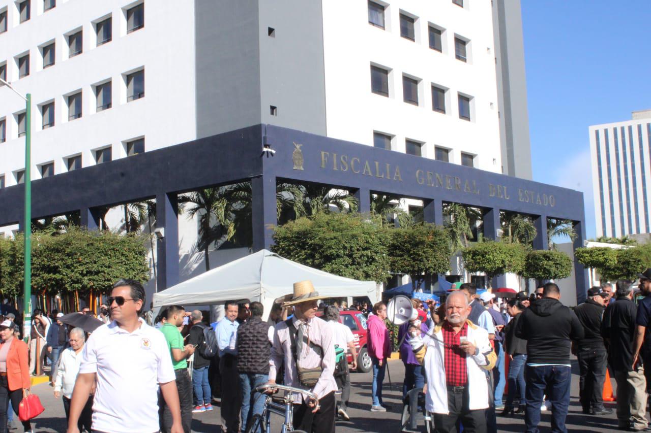 $!Moviliza UAS a empleados a la Fiscalía General del Estado; protestan por ‘campaña de odio’ en su contra
