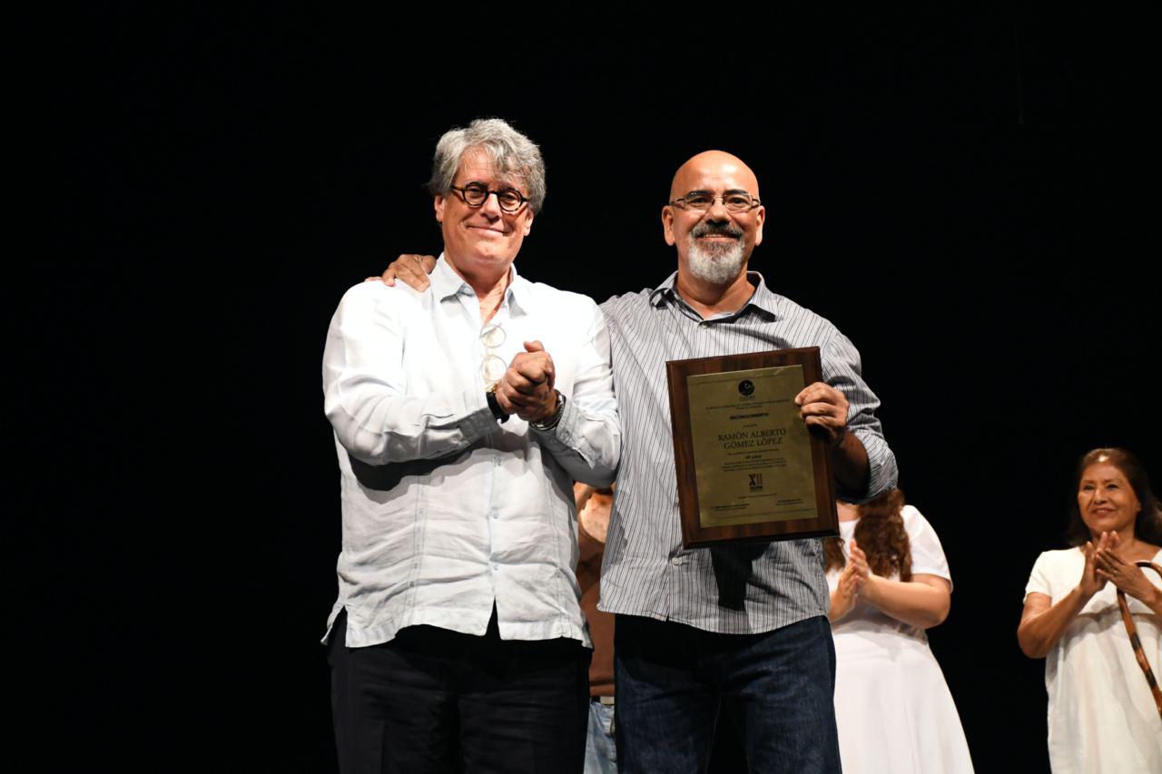 $!En la clausura, el maestro Raúl Quintanilla, quien presentó un taller el primer día del Festival Escena Mazatlán 2023, hizo entrega de un reconocimiento a Ramón Gómez Polo.