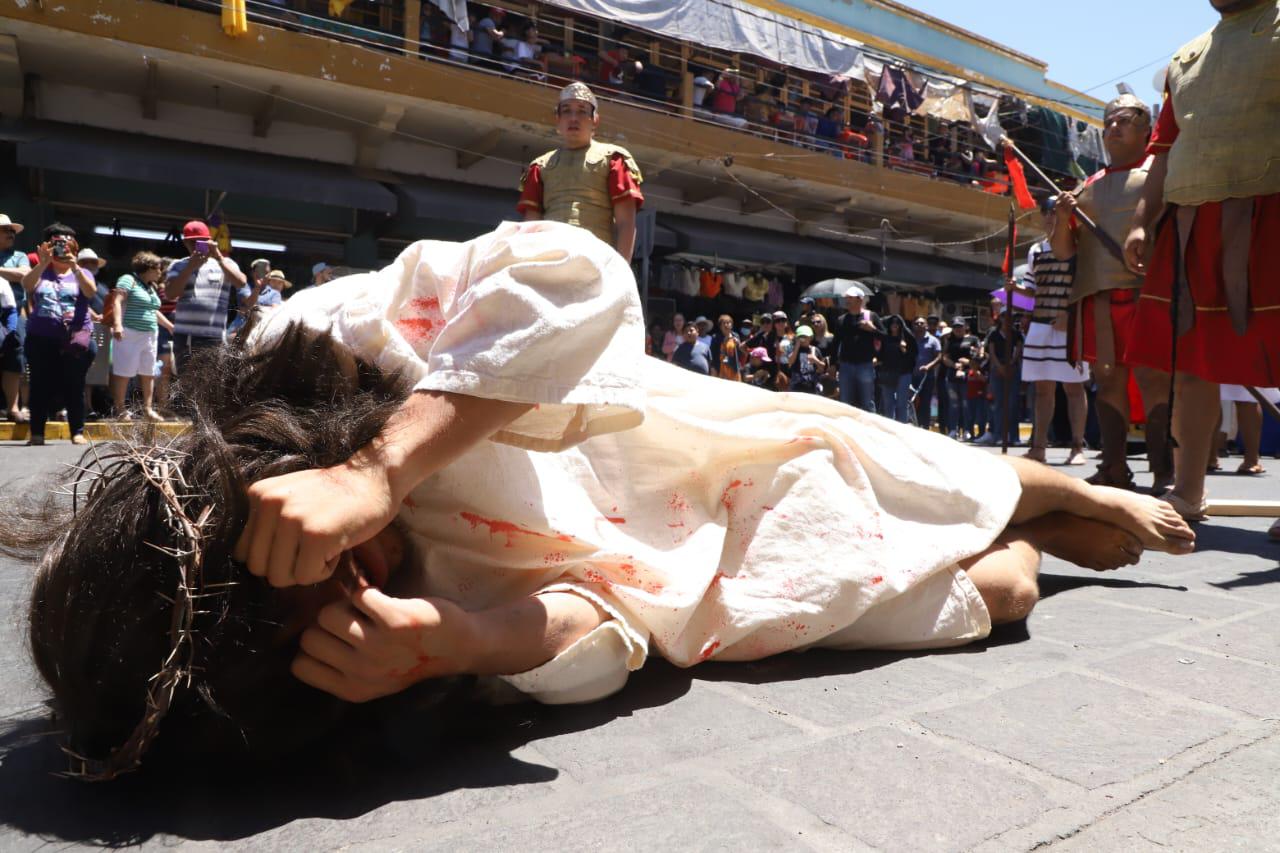 $!Presencian mazatlecos y turistas Viacrucis en calles del Centro