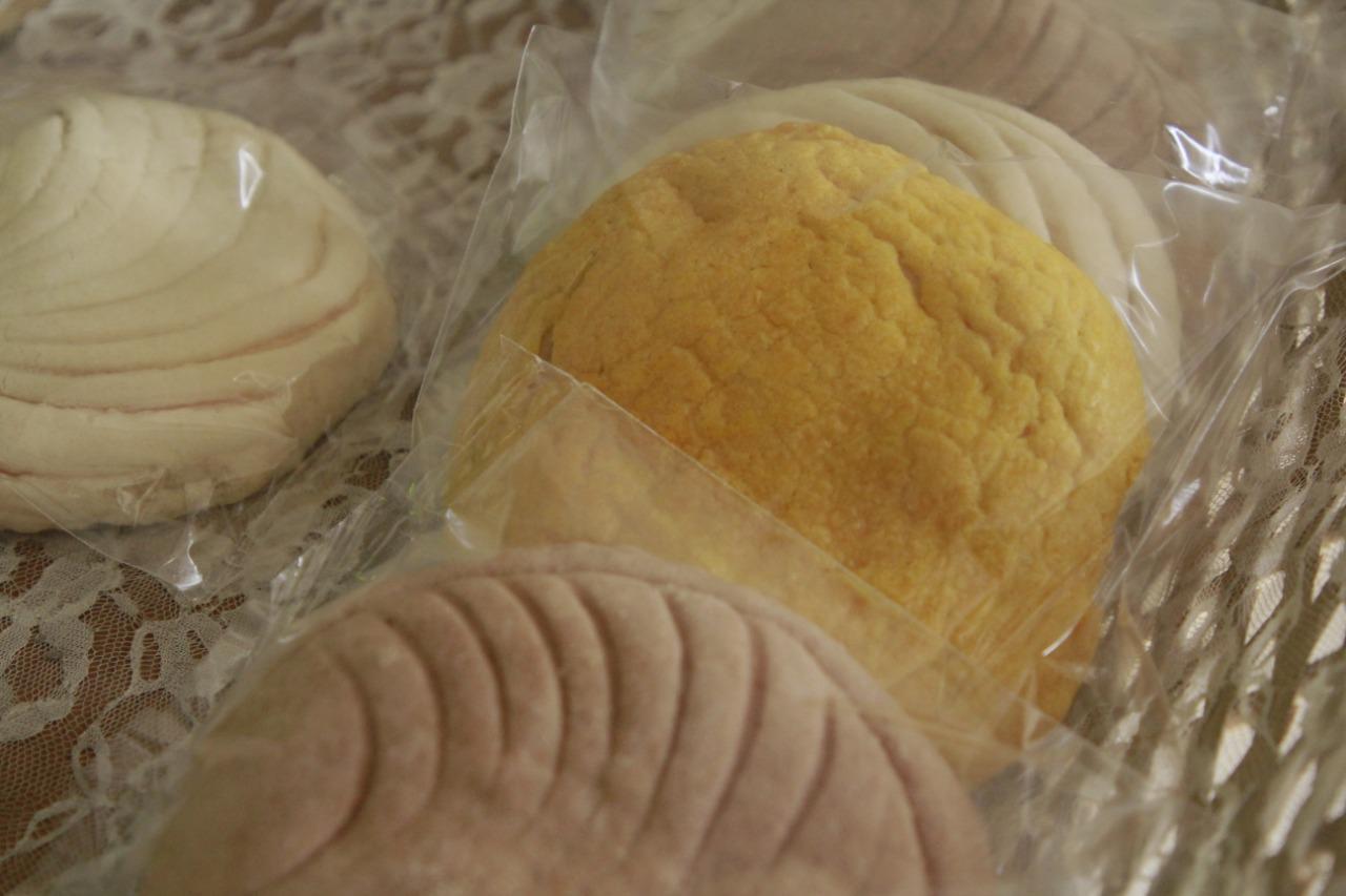 $!Con el sazón de la abuela, Alejandra hace deliciosas conchas rellenas y panes especiales en Culiacán