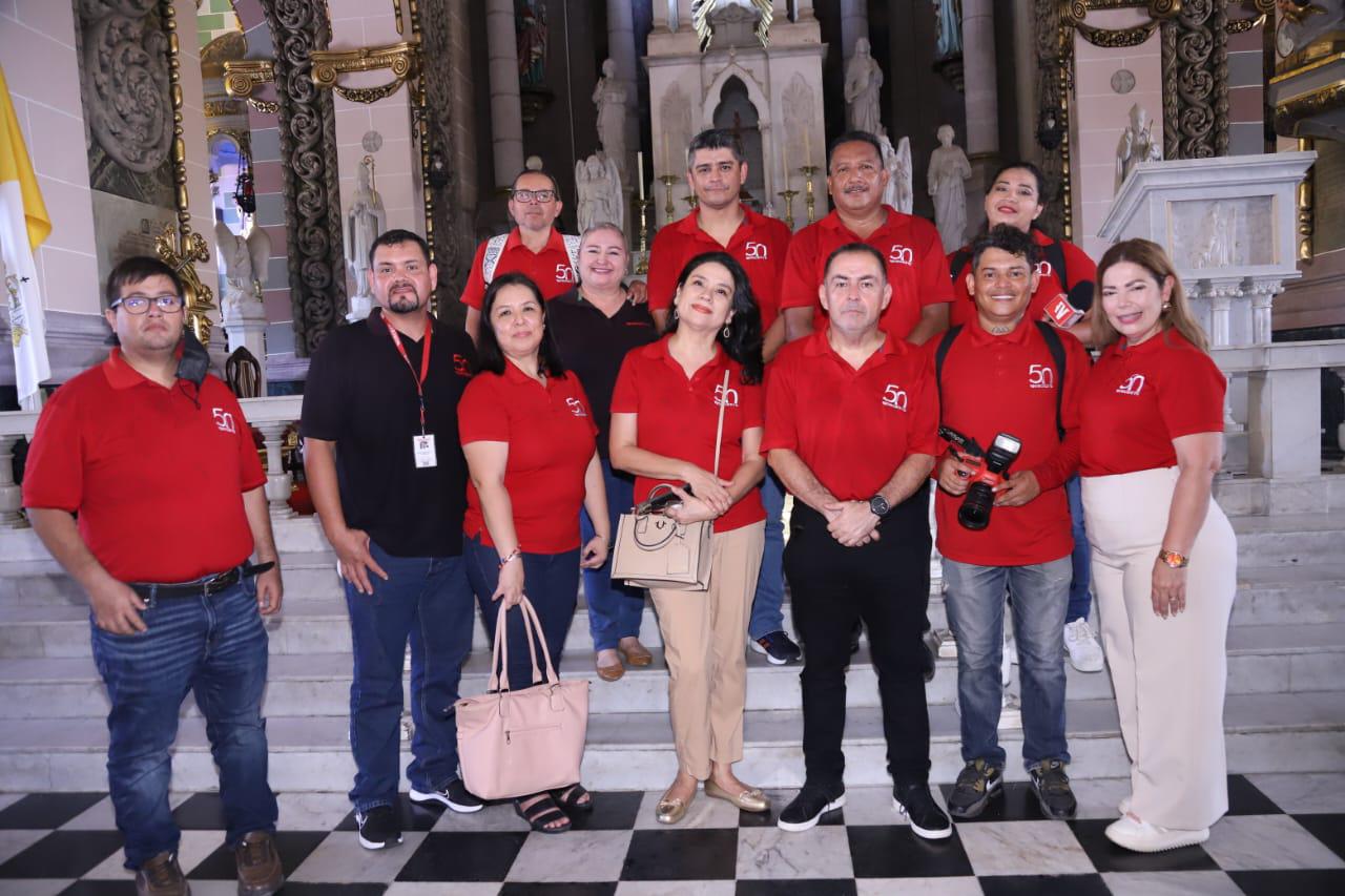 $!El equipo de Redacción se toma la fotografía del recuerdo en el altar.