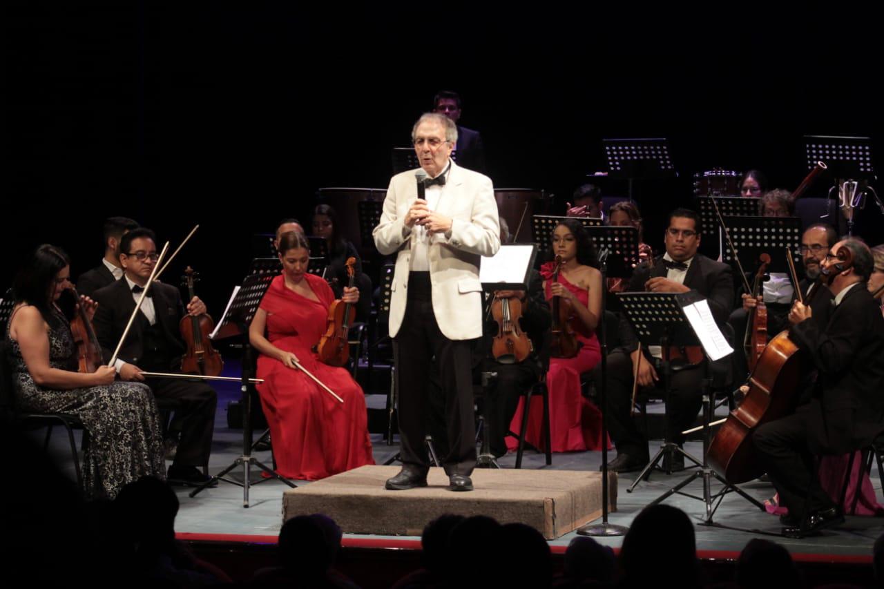 $!El maestro, Gordon Campbell, dirigió a la Orquesta del Teatro Ángela Peralta, que brindó un emotivo concierto.