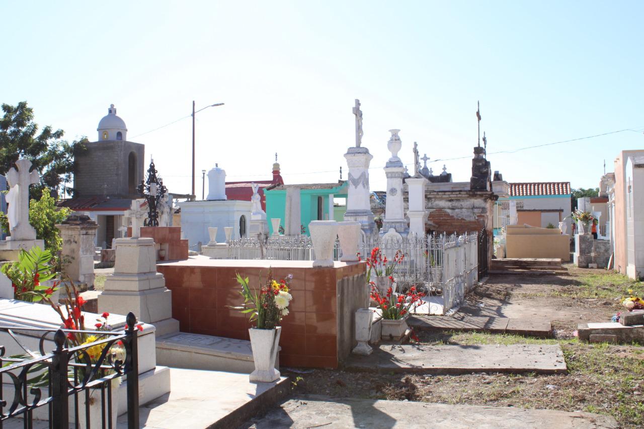 $!Luce solo panteón de Escuinapa en el Día de Todos los Santos