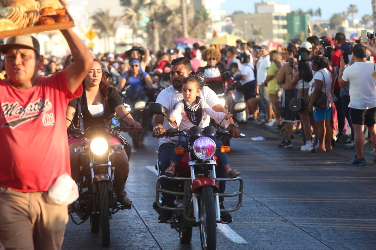 $!Miles de motociclistas convierten el malecón en un Carnaval