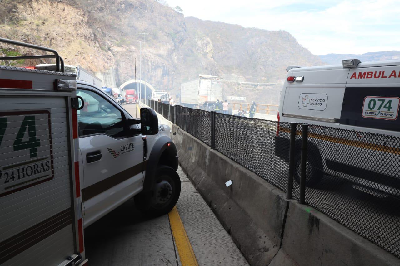 $!Se incendia tractocamión en el túnel El Carrizo II de la Durango-Mazatlán; muere un chofer y otro huye