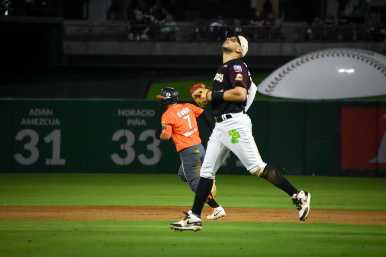 $!Tomateros de Culiacán saca la escoba en el Clásico de la LMP