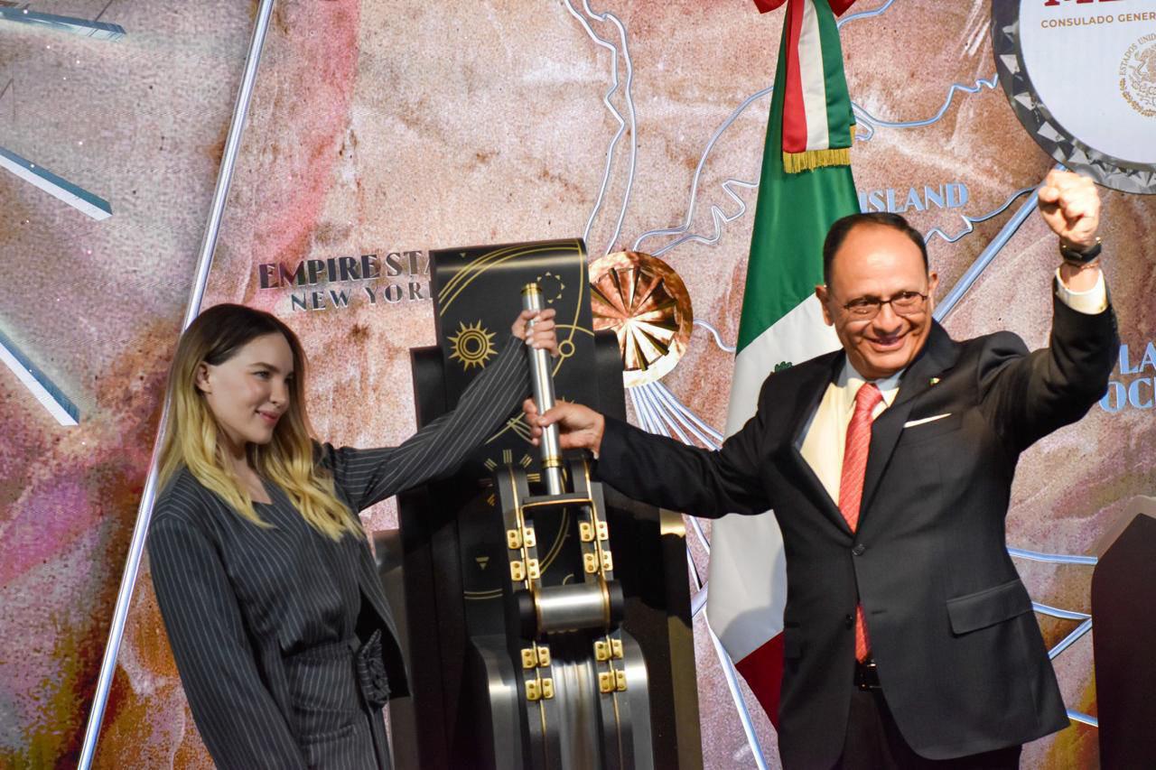 $!el cónsul general Jorge Islas acompañado de Belinda iluminó con los colores de la bandera mexicana el edificio Empire State.