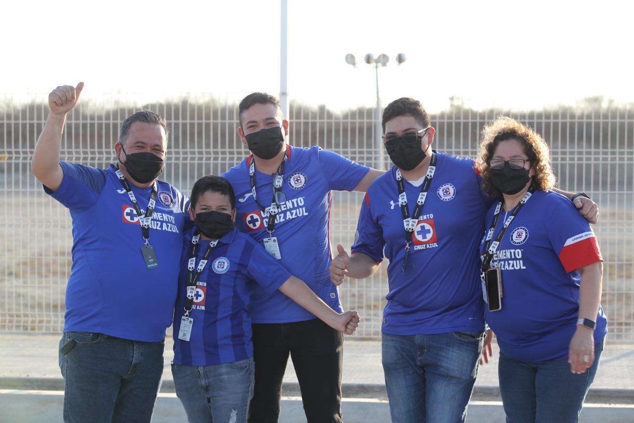 $!Aficionados de La Máquina pintan de azul el estadio Kraken