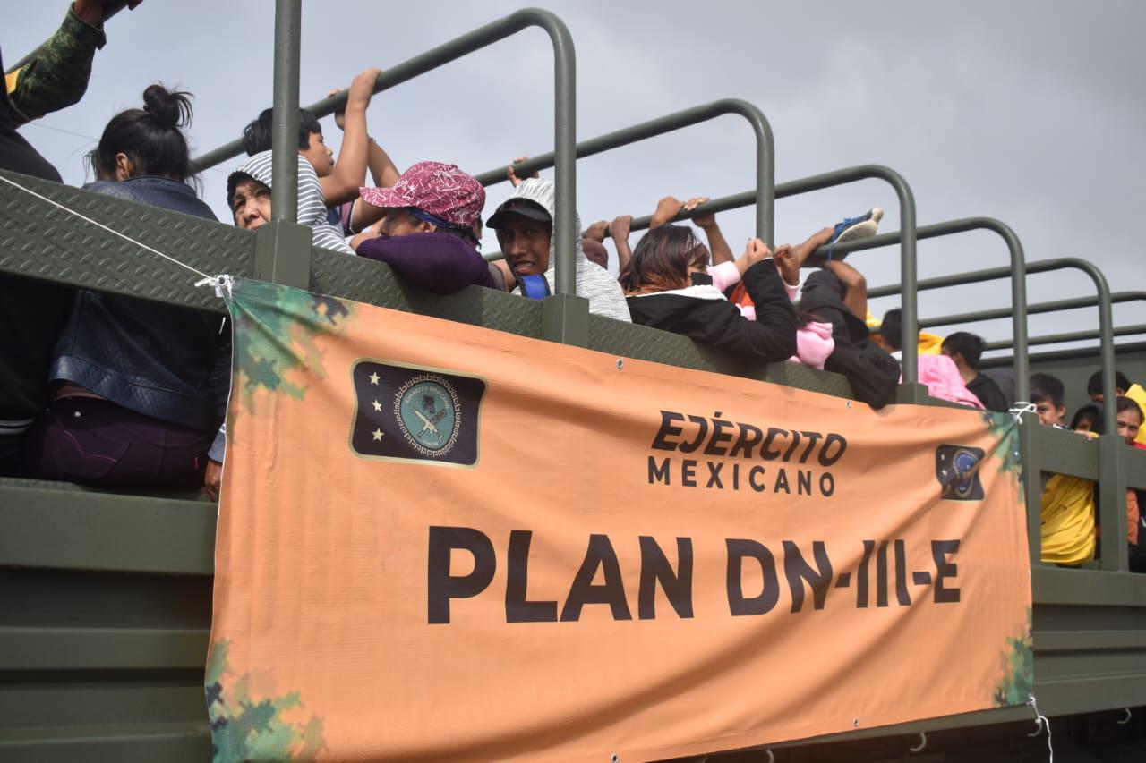 $!Rescatan a 74 jornaleros por inundación en campo agrícola de Villa Juárez