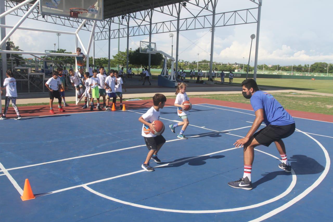 $!Aprenden las técnicas del baloncesto en el Campamento de Verano Academia Delfines