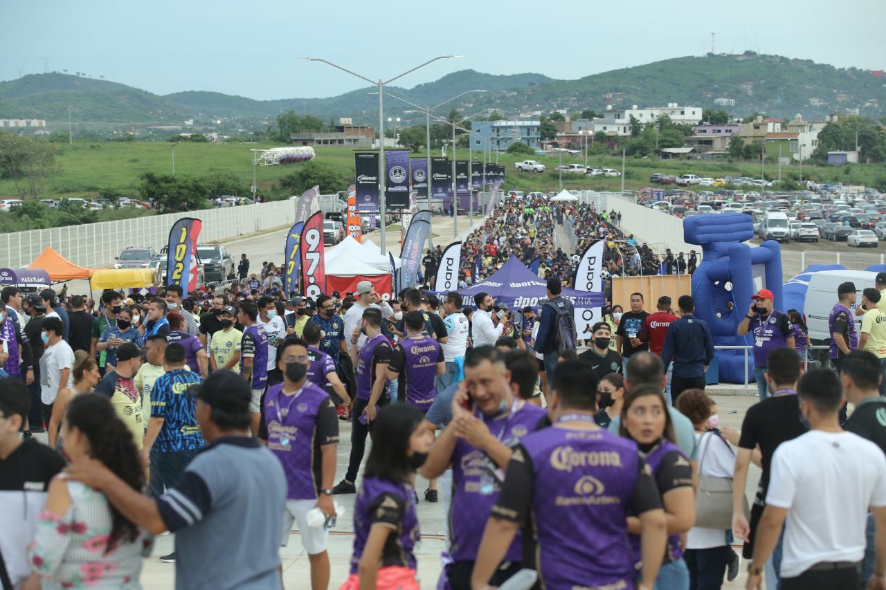 $!Invaden aficionados americanistas estadio Kraken