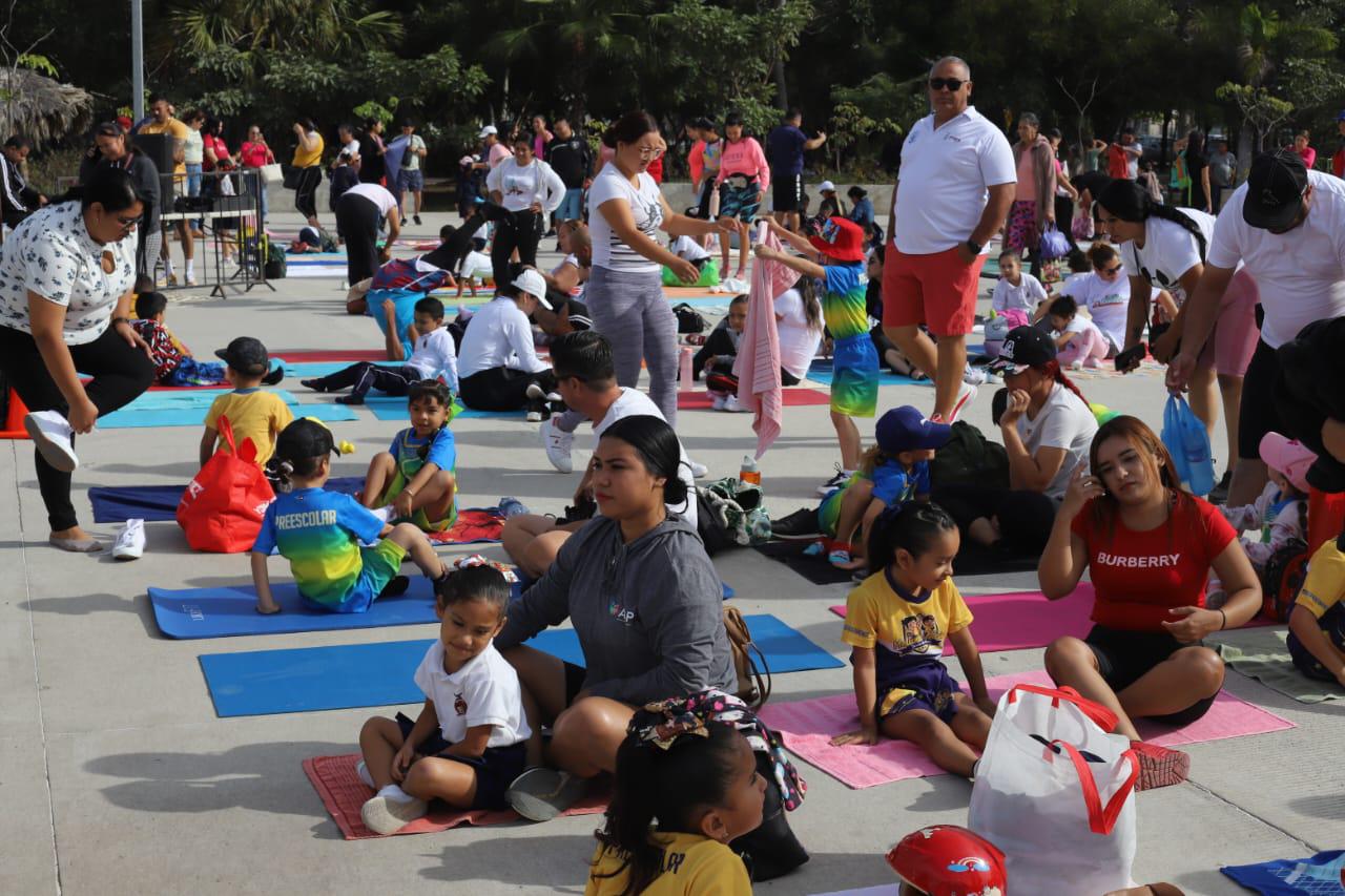 $!Pequeñines de preescolar practican yoga de manera masiva