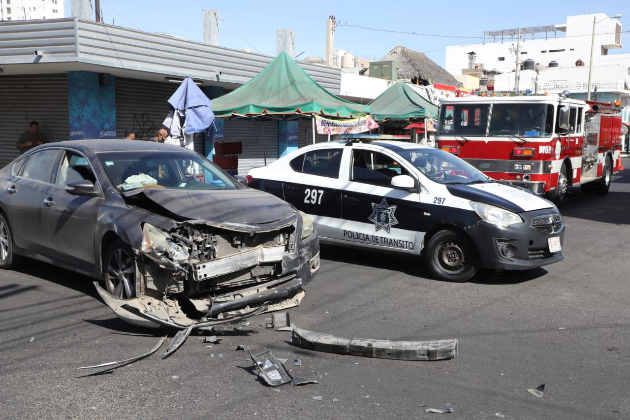 $!Vuelca camioneta en el Centro de Mazatlán tras choque de auto