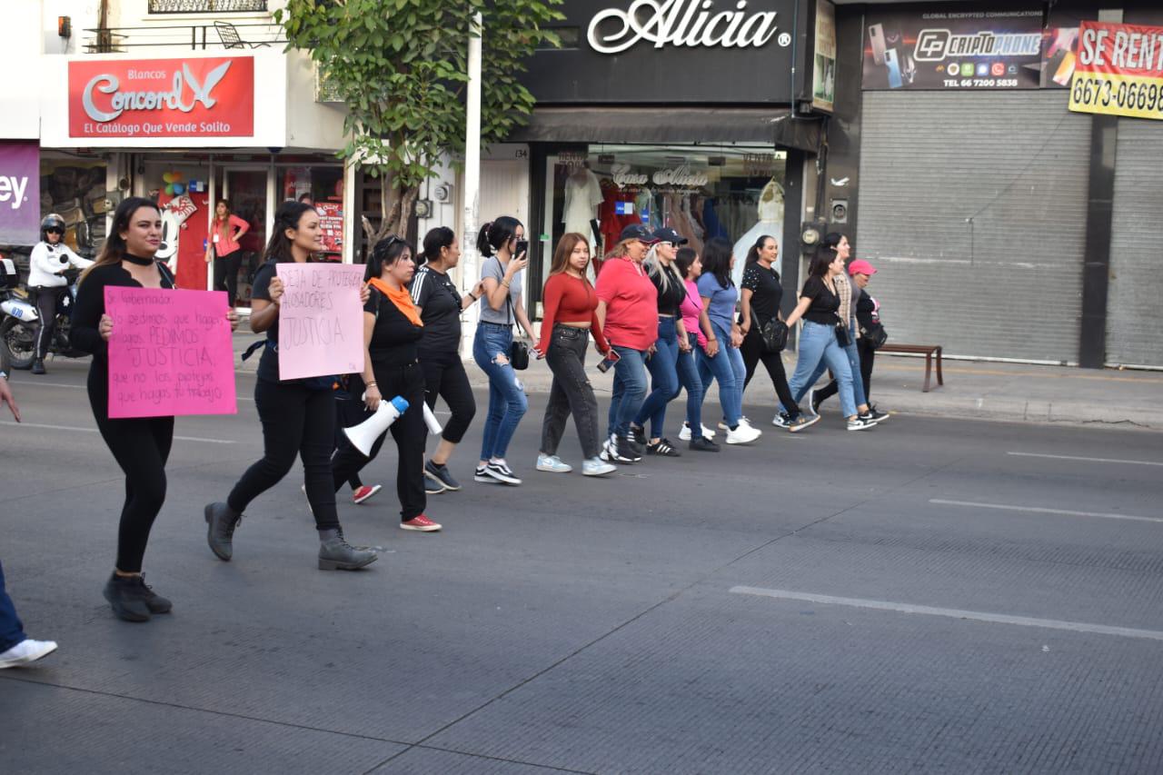 $!Marchan mujeres y acusan violencia sexual por funcionarios en Culiacán