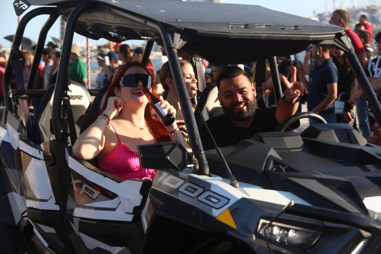 $!Miles de motociclistas convierten el malecón en un Carnaval