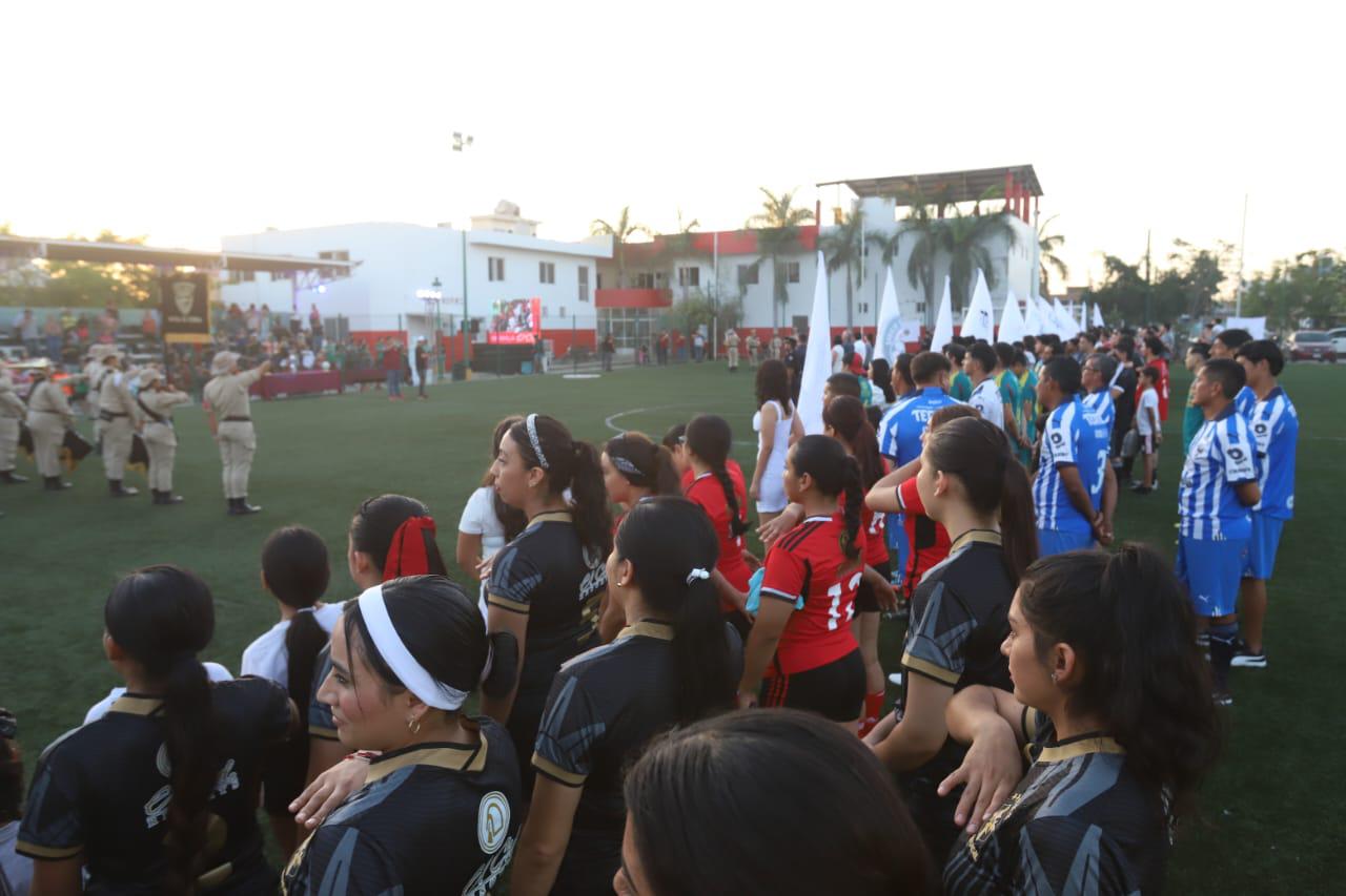 $!¡Fiesta completa se vive en Torneo Intramuros de Futbol El Cid!