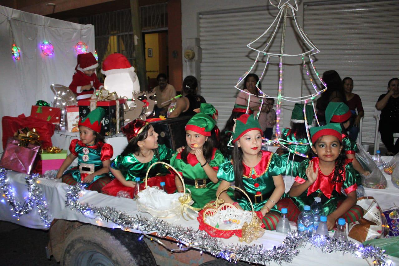 $!Encienden el espíritu navideño en Rosario con desfile de luces, árbol y Nacimiento