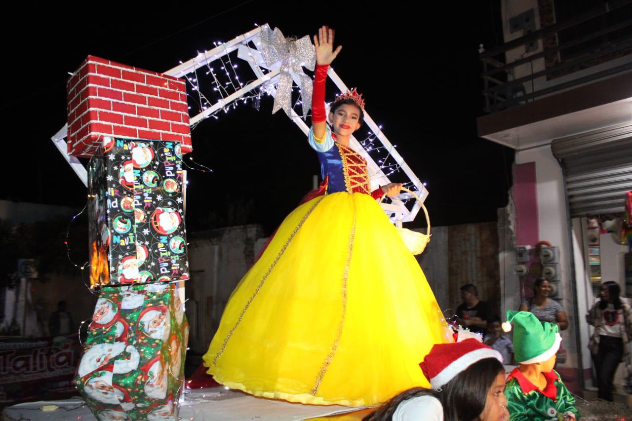 $!Encienden el espíritu navideño en Rosario con desfile de luces, árbol y Nacimiento