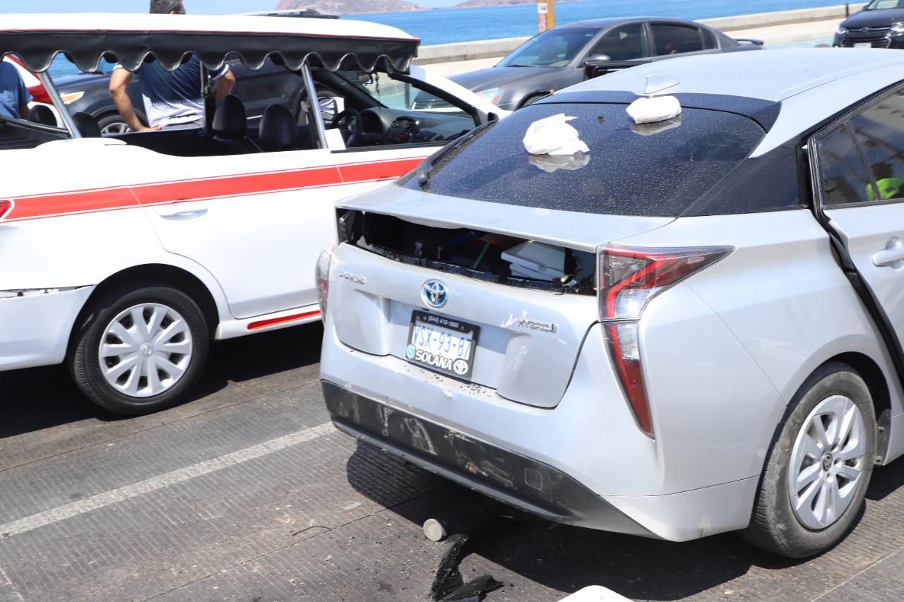 $!En Mazatlán, carambola en la Avenida Del Mar deja a un motociclista con lesiones leves