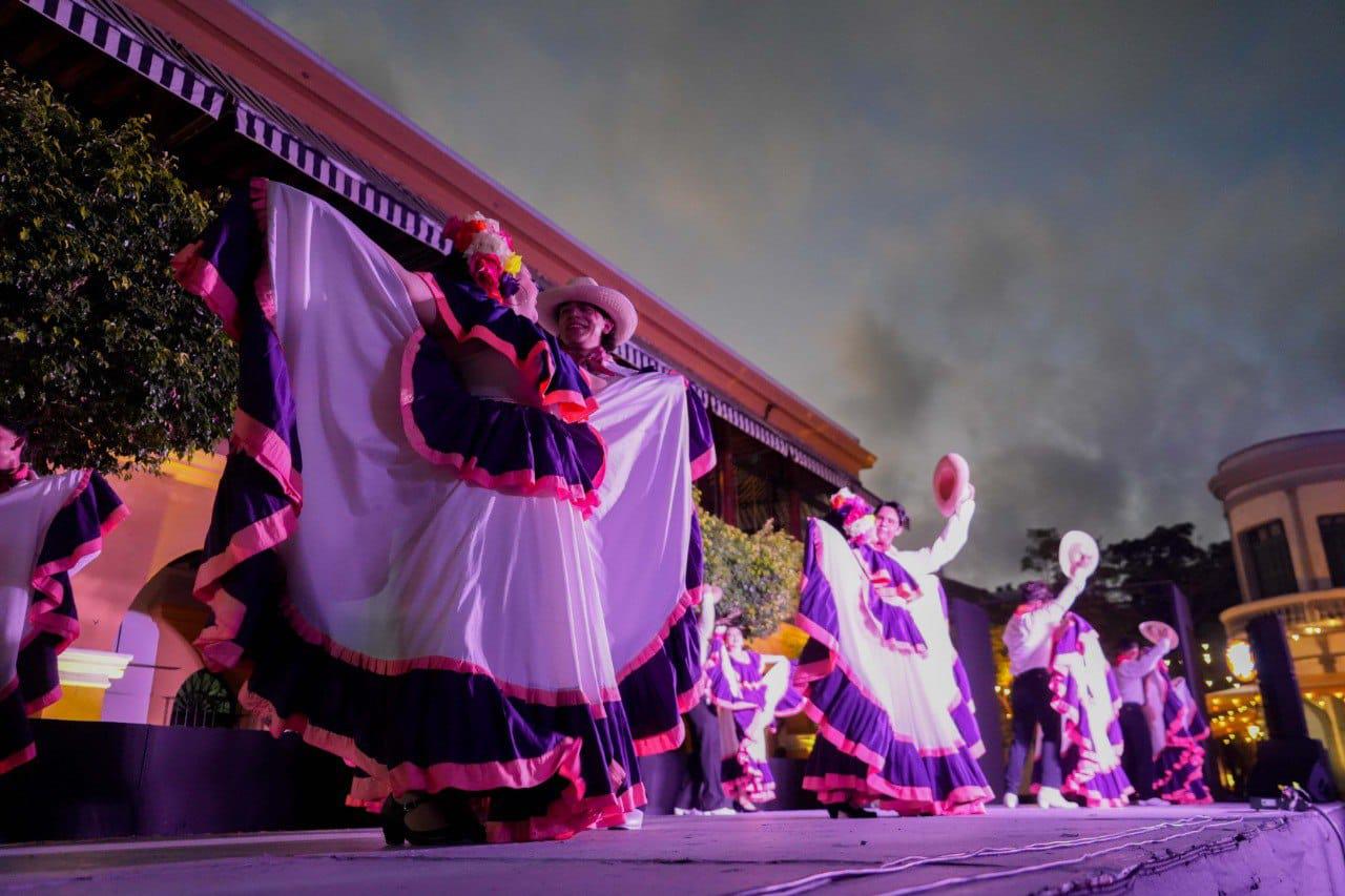 $!La alegría de la música y los bailes tradicionales la llevaron al escenario.