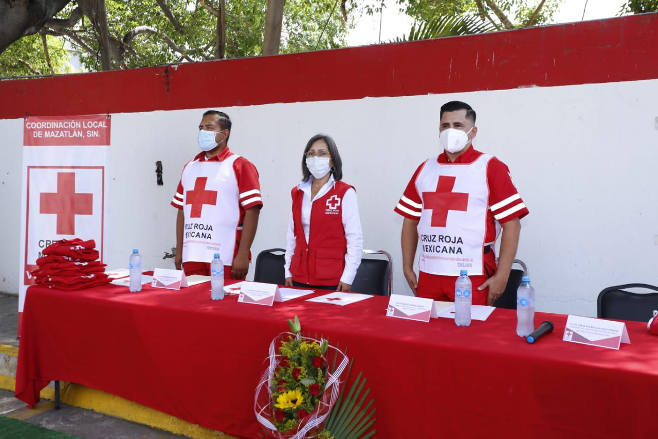 $!Se gradúan paramédicos de la Cruz Roja en Mazatlán y brindan homenaje a socorristas fallecidos