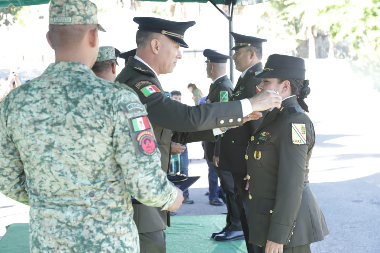 $!Imponen ascensos y condecoraciones a personal militar, en Mazatlán