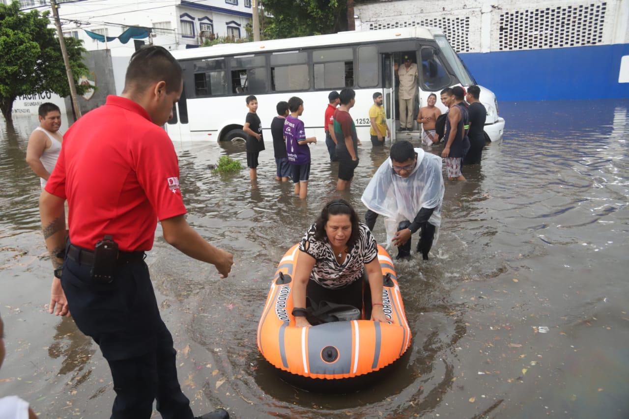 $!Se vara camión en avenida inundada y rescatan a pasajeros en Mazatlán