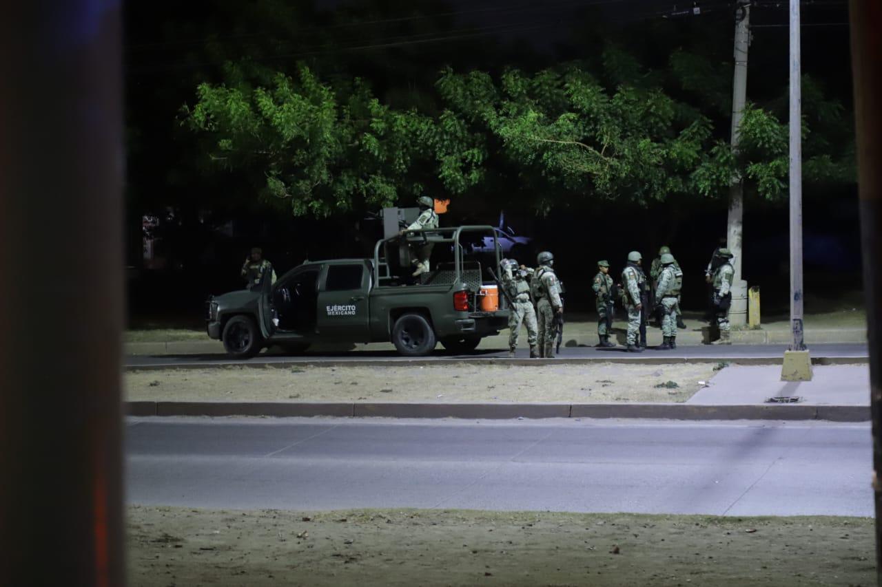 $!Disparan contra personal militar; cierran la avenida Clouthier frente a El Conchi en Mazatlán