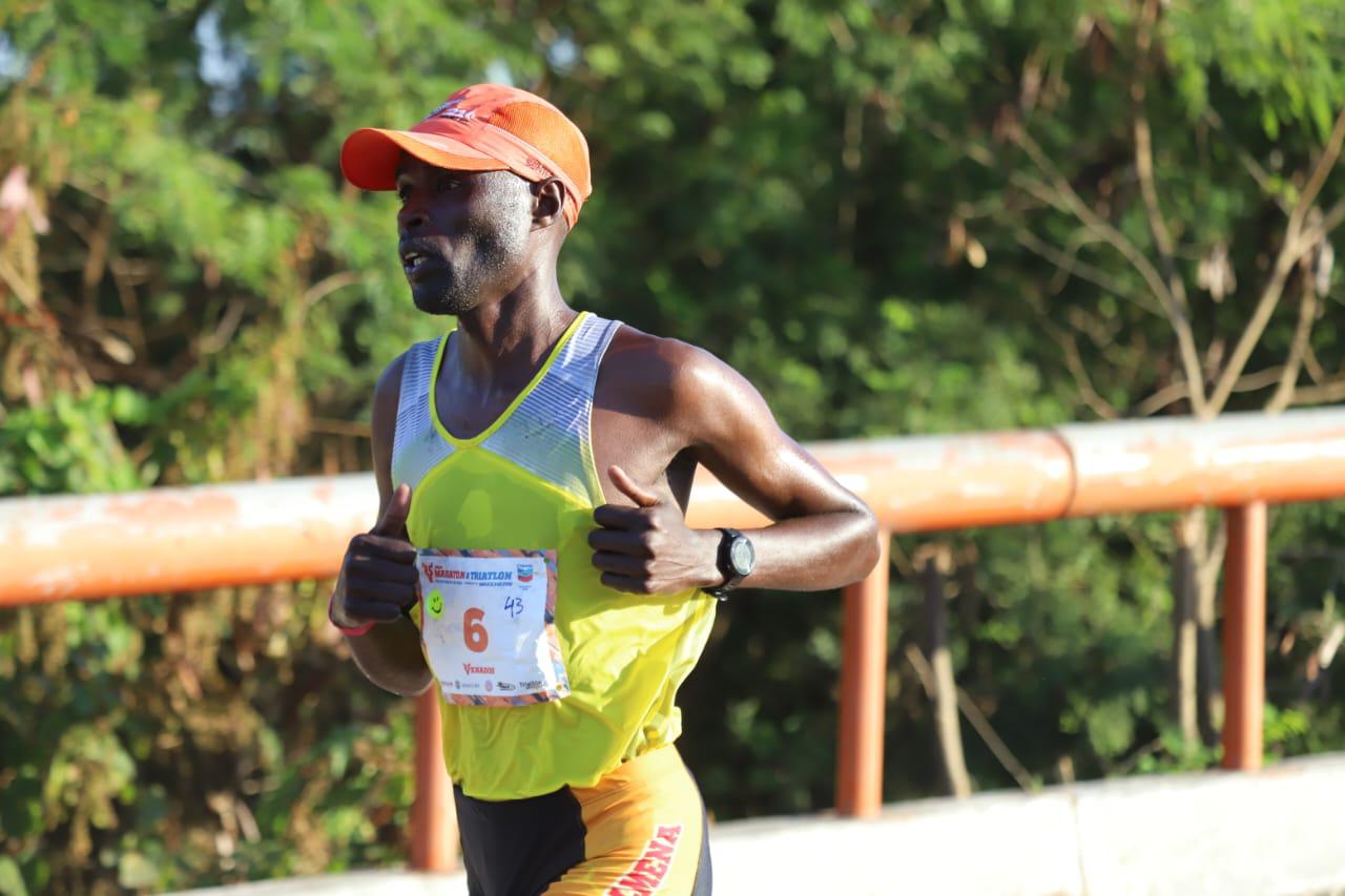 $!Hacía mucho calor, pero me recuperé para ganar: Geoffrey Kenisi Bundi