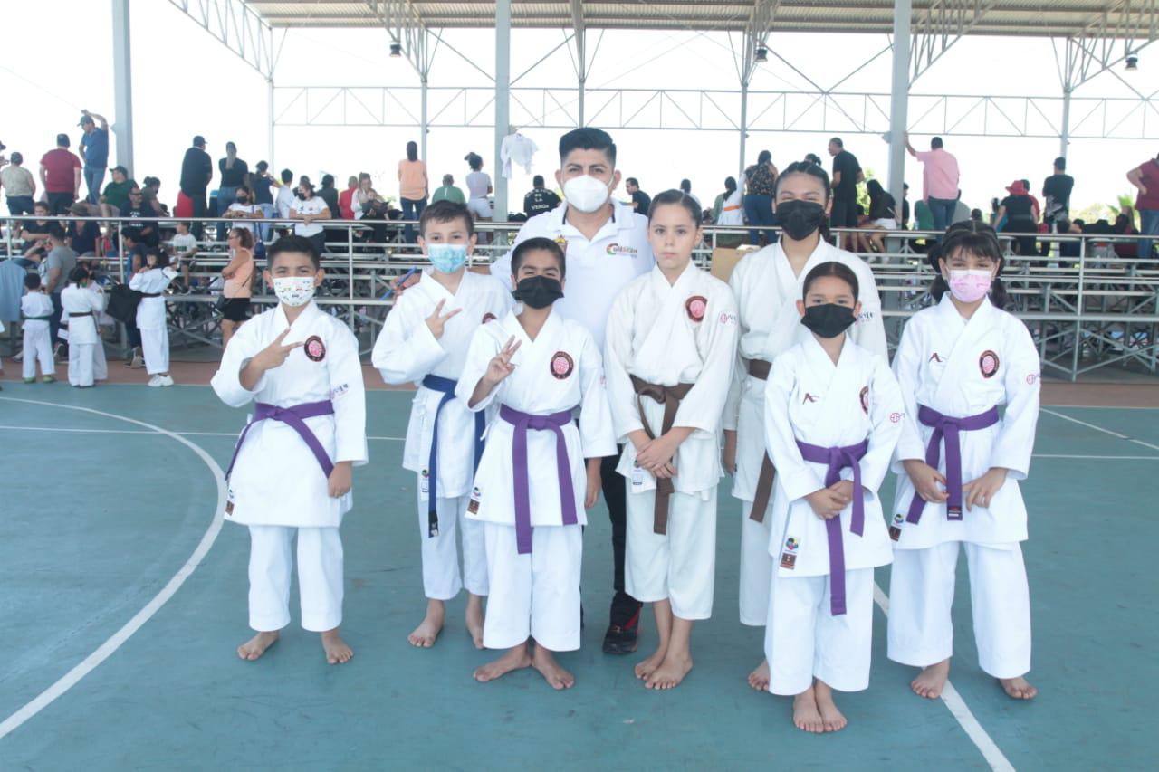 $!La delegación de Culiacán Shindokan Los Ángeles del profesor Manuel Duarte, estuvieron presentes en la inauguración.