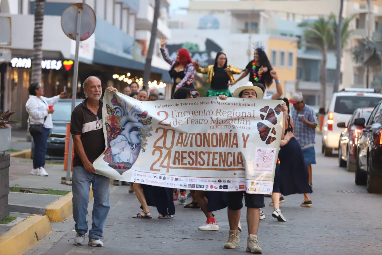 $!Celebran desfile jolgorio para invitar al Segundo Encuentro Regional de Teatro en Mazatlán