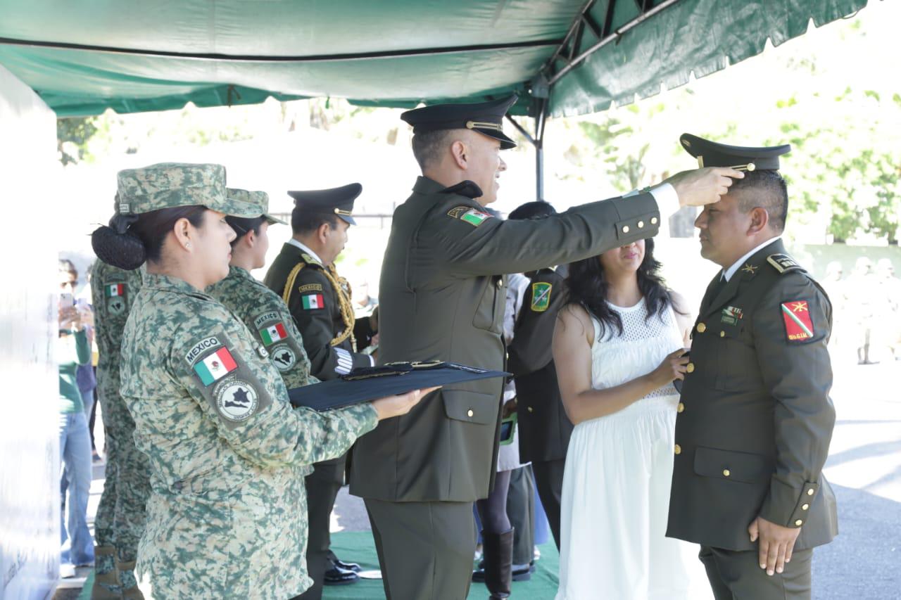 $!Imponen ascensos y condecoraciones a personal militar, en Mazatlán