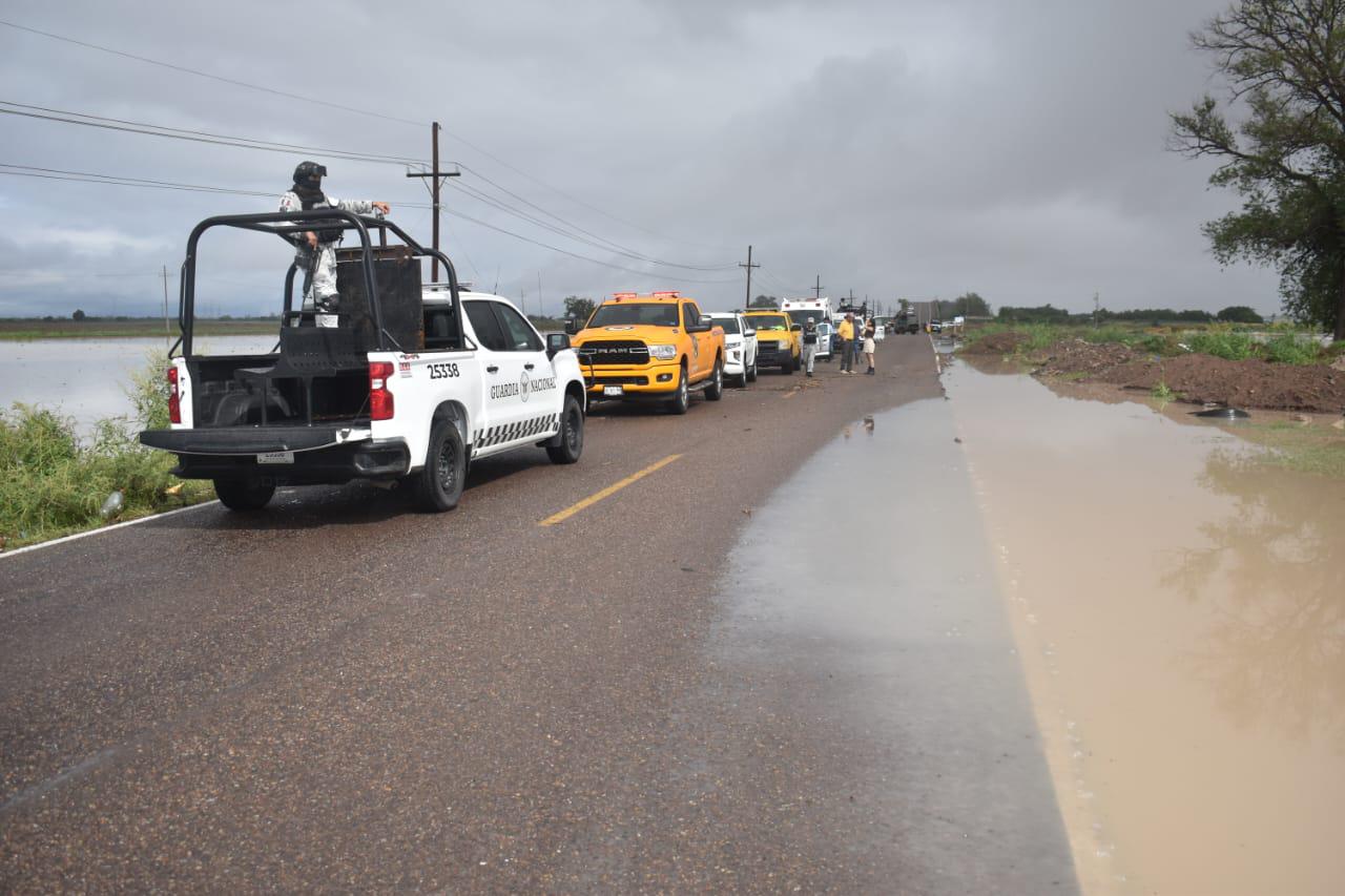 $!Rescatan a 74 jornaleros por inundación en campo agrícola de Villa Juárez