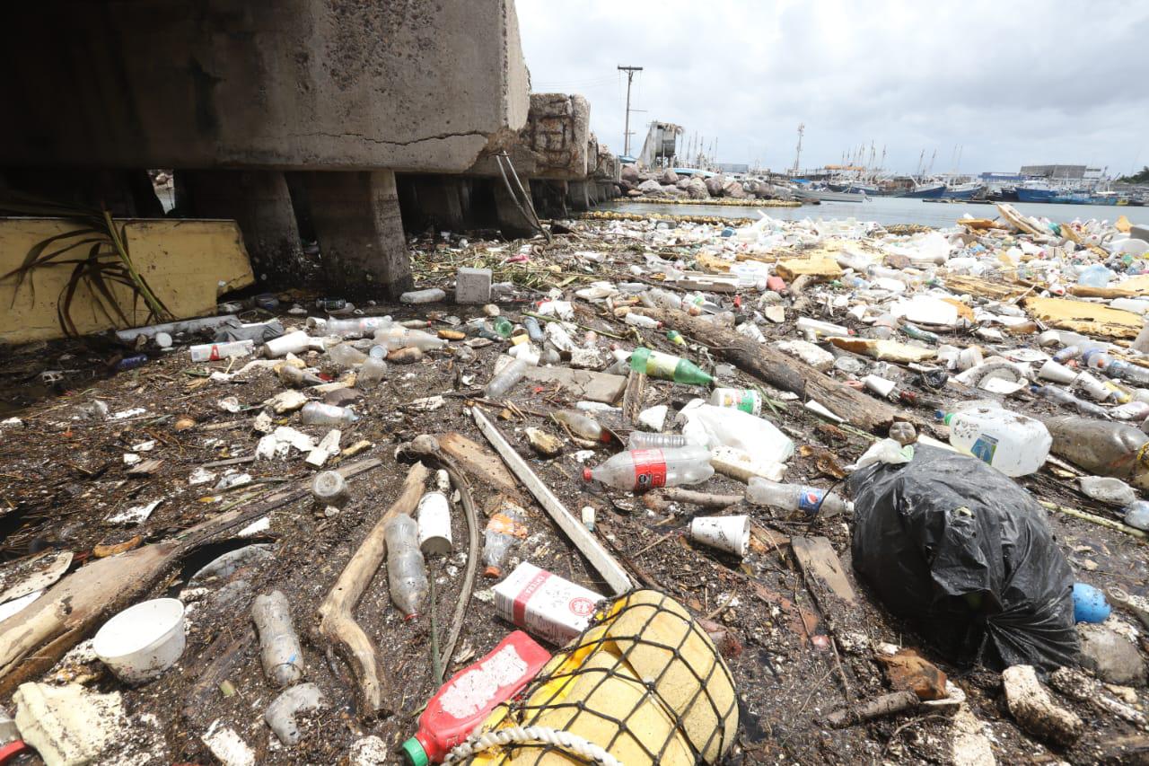 $!Con retroexcavadora y canaleros concluirán limpieza de biobarda en el Puente Juárez