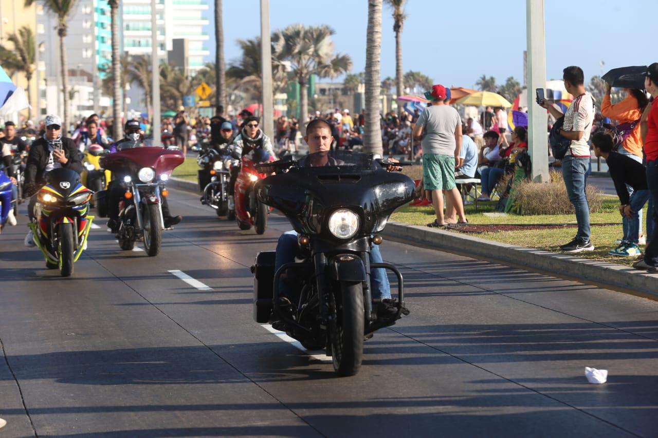 $!Miles de motociclistas convierten el malecón en un Carnaval