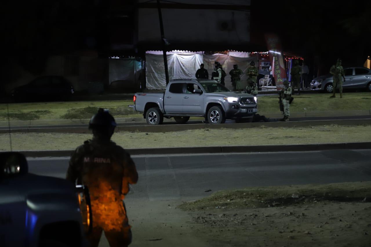 $!Disparan contra personal militar; cierran la avenida Clouthier frente a El Conchi en Mazatlán