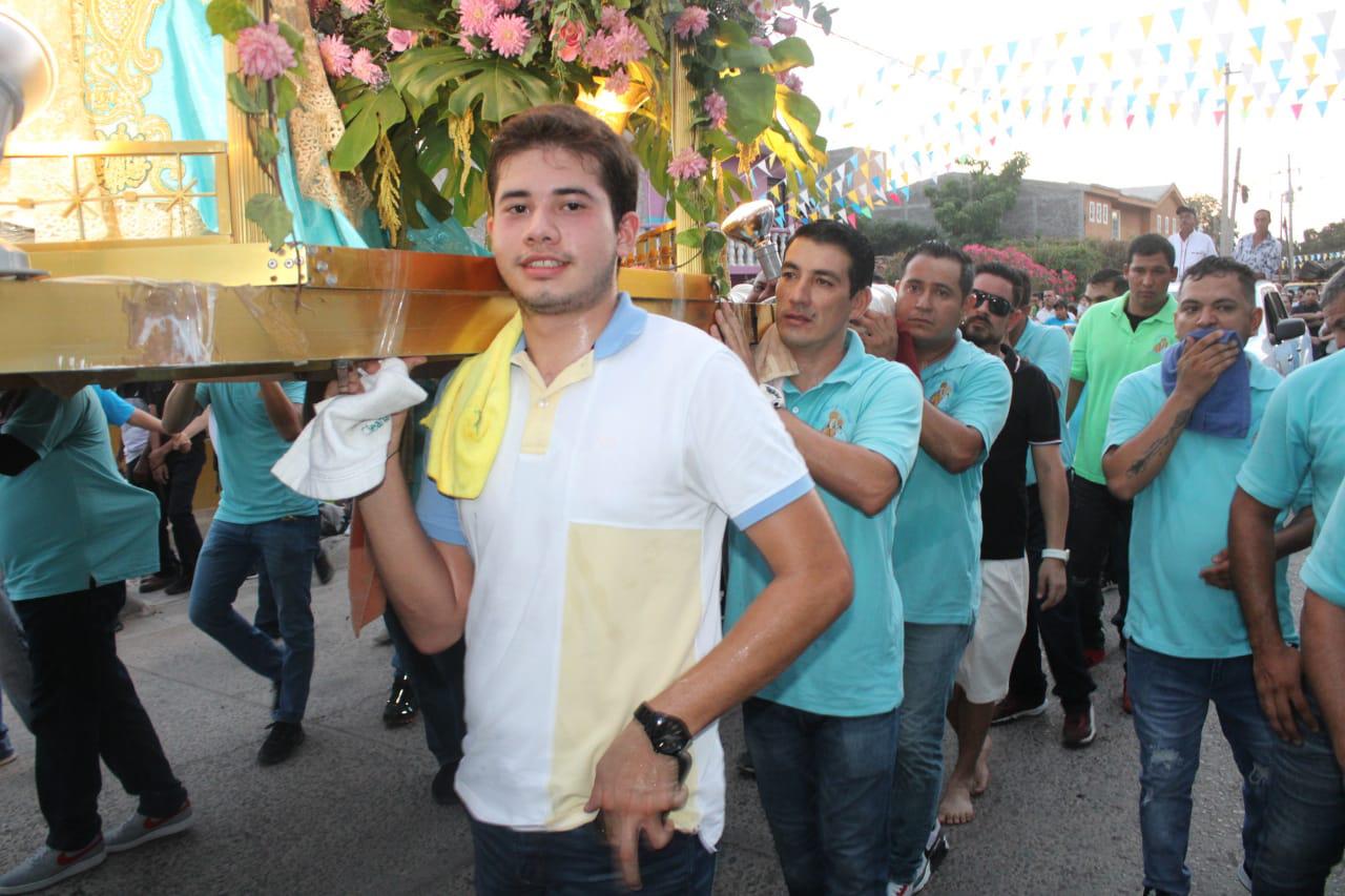 $!Hombres ofrecen con fe sus fuerzas para que Nuestra Señora del Rosario recorra su pueblo