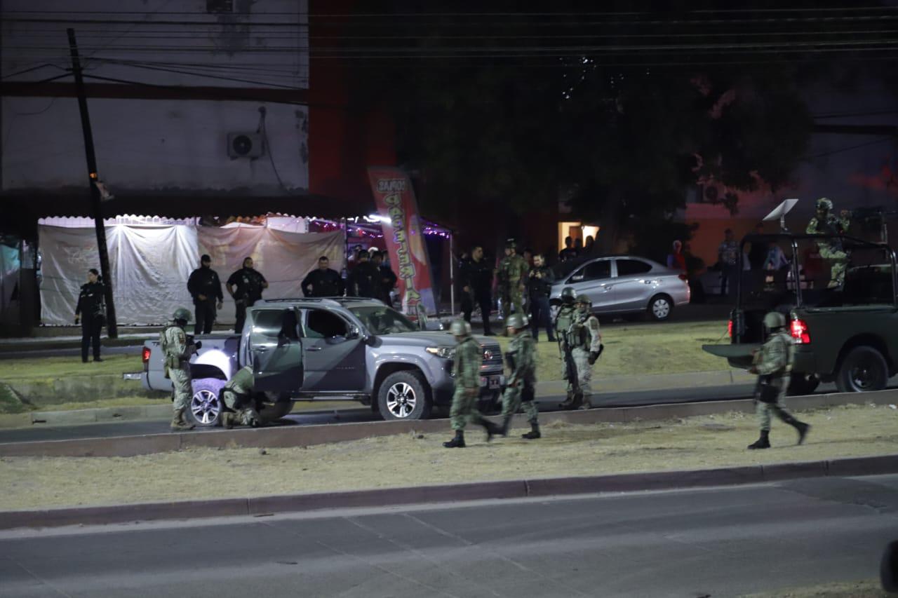 $!Disparan contra personal militar; cierran la avenida Clouthier frente a El Conchi en Mazatlán