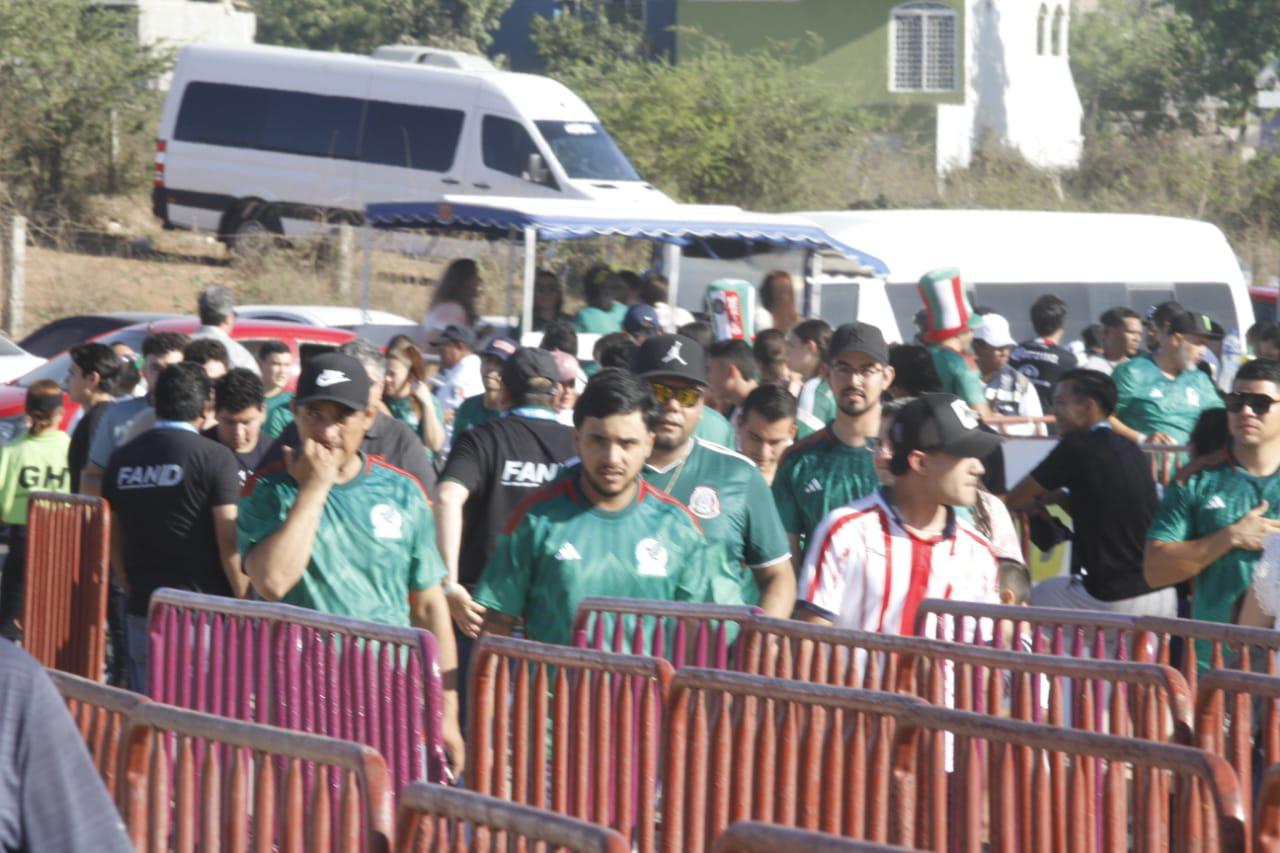 $!‘Se pinta de verde’ el Kraken en una fiesta familiar y con música de banda en el México-Guatemala