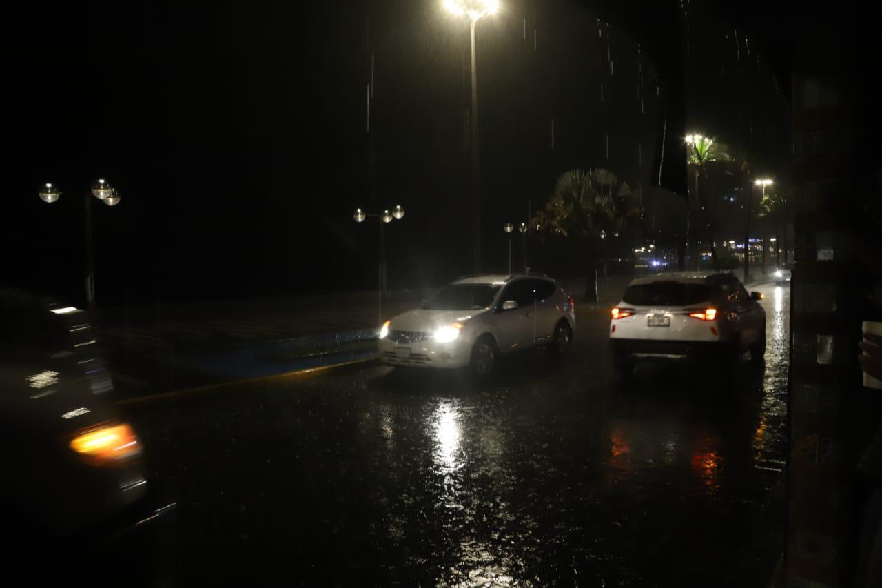 $!Fuerte tormenta eléctrica cae sobre Mazatlán y el sur de Sinaloa