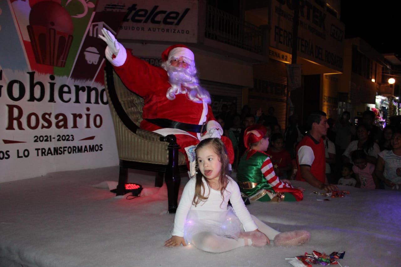 $!Encienden el espíritu navideño en Rosario con desfile de luces, árbol y Nacimiento