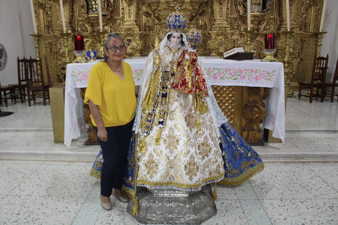 $!Rosa María Elena cumple el anhelo de su madre de vestir a Nuestra Señora del Rosario