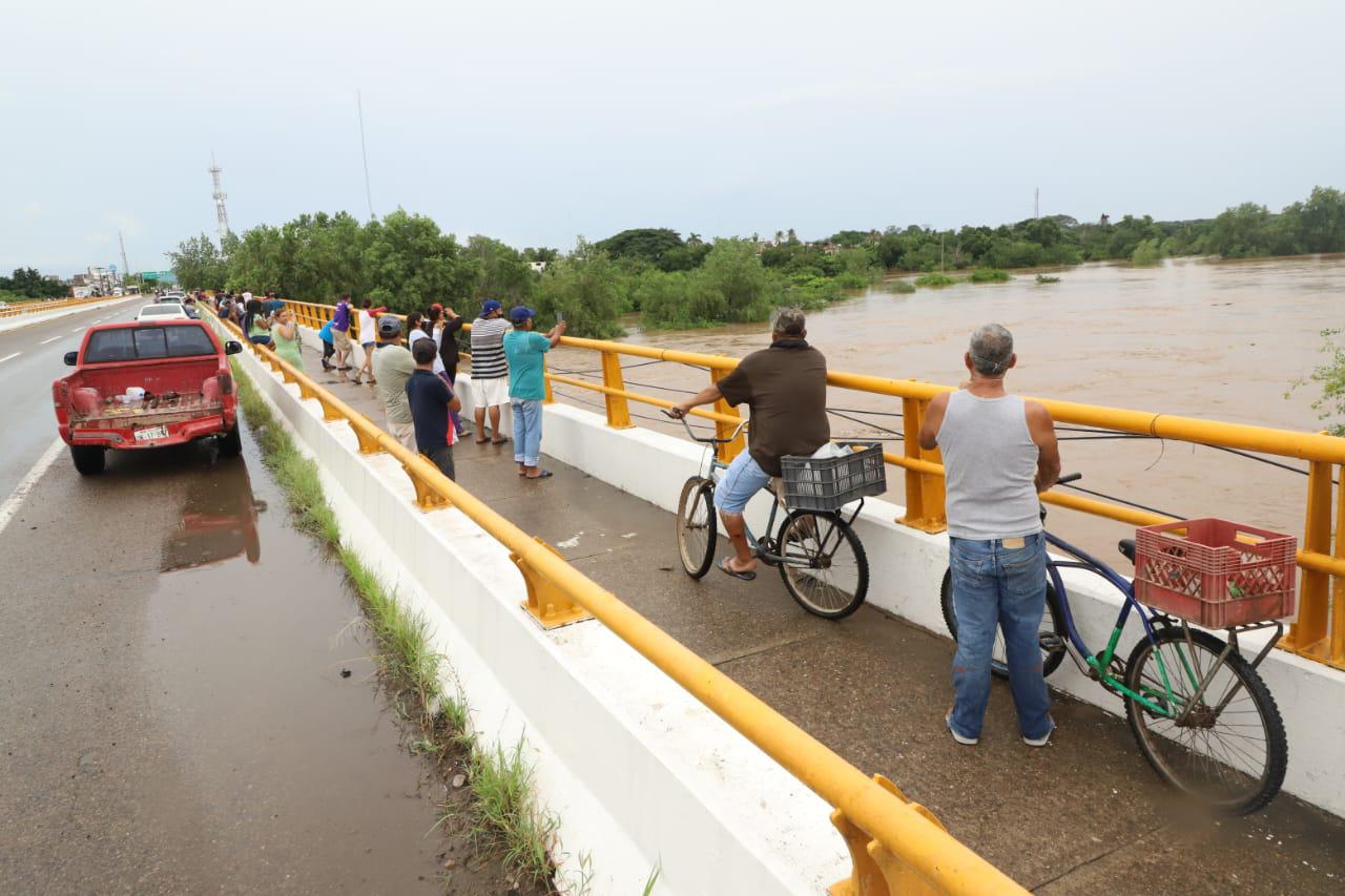 $!Tras la calma después de la lluvia, población de Villa Unión acude a ver creciente del Río Presidio