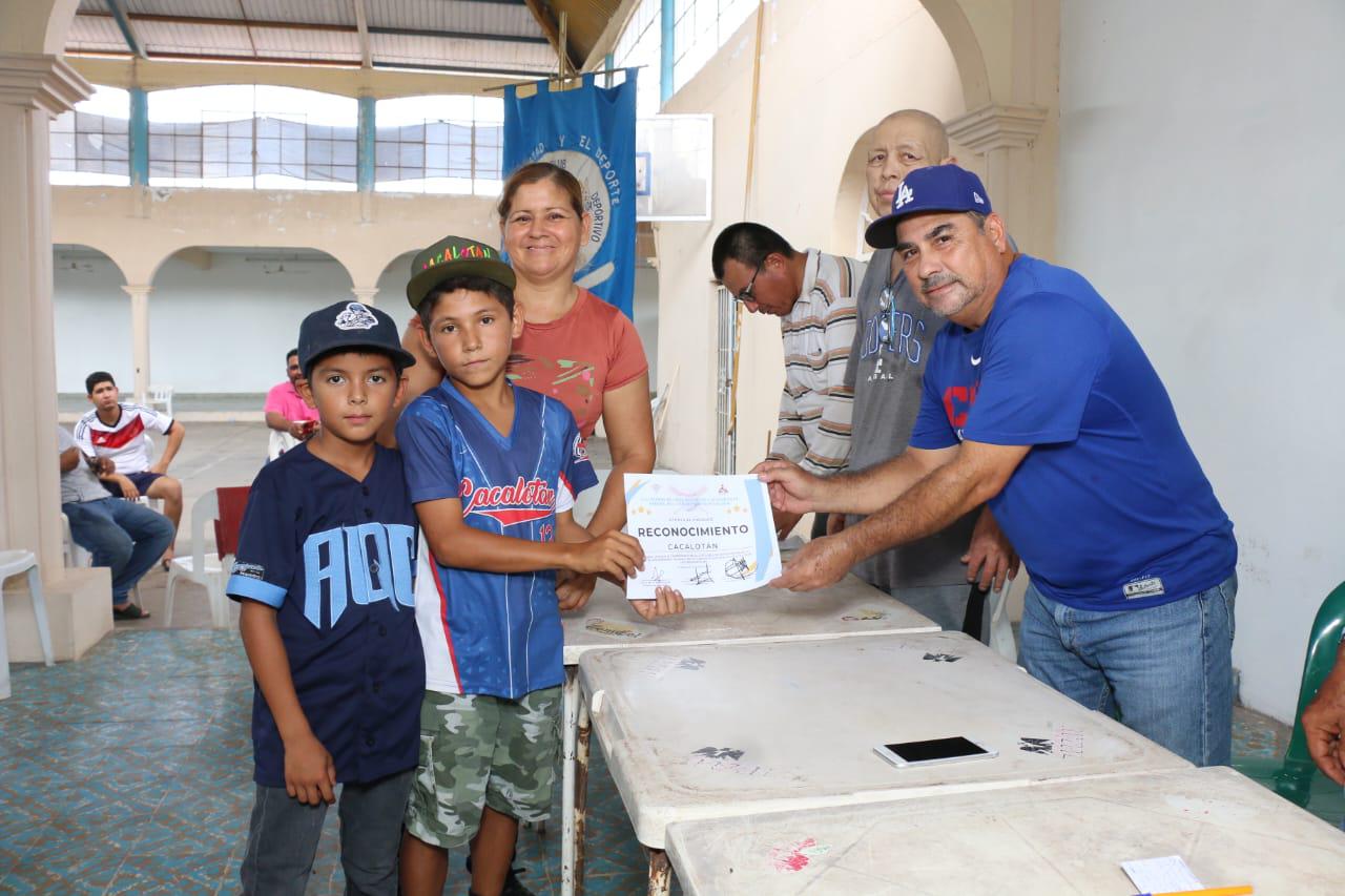 $!Reconocen a campeones de la Copa 50 Aniversario de Liga Pelikanos