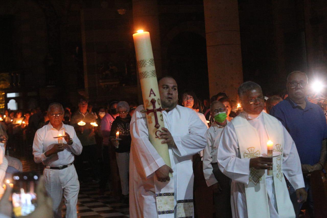 $!Celebran en la Catedral de Mazatlán la Vigilia Pascual