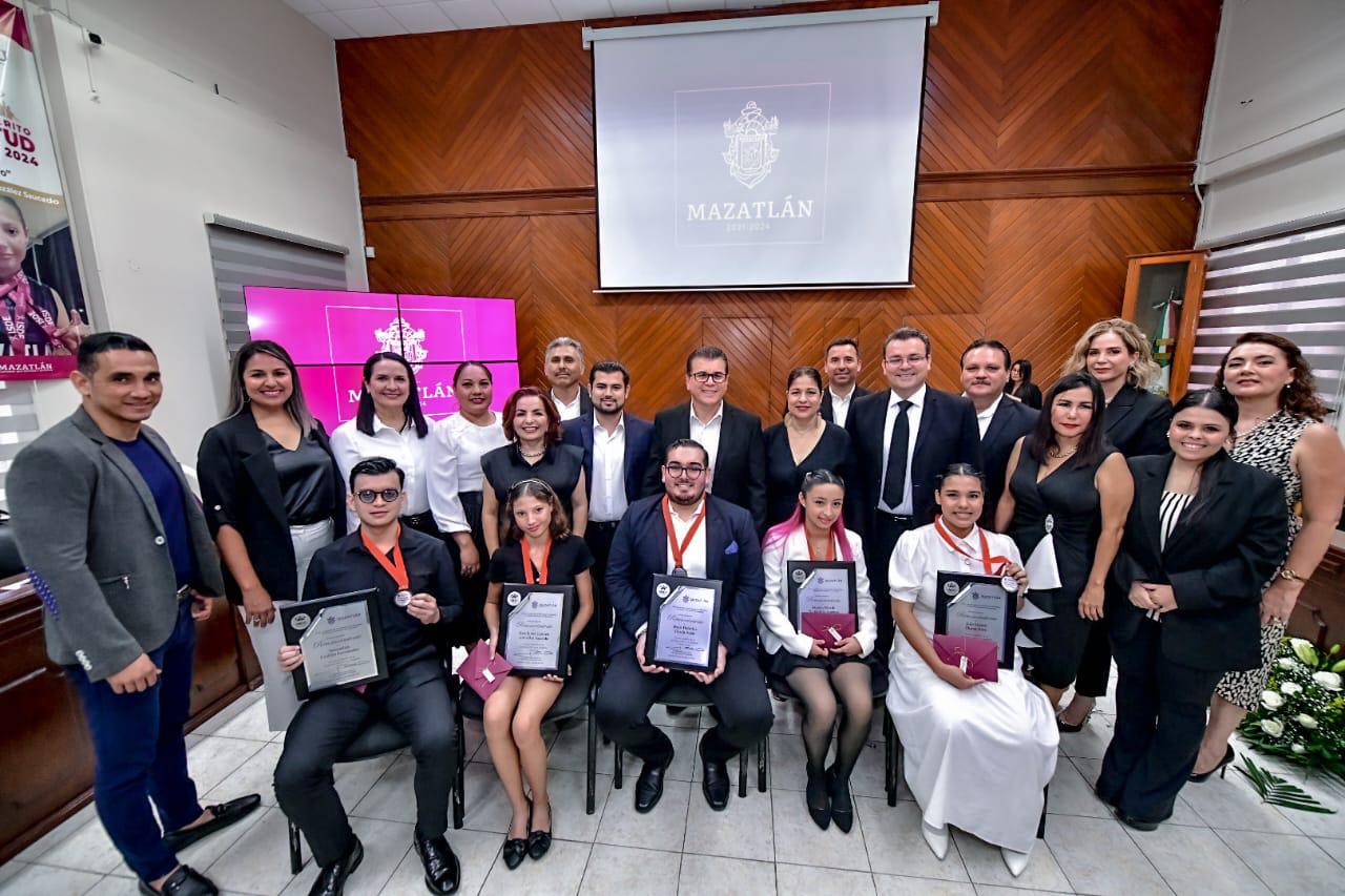 $!Reconocen a 5 jóvenes con el Premio al Mérito Juvenil Mazatlán 2024