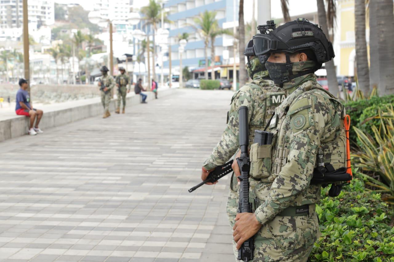 $!Brindan elementos de la Marina vigilancia en el malecón de Mazatlán en Navidad