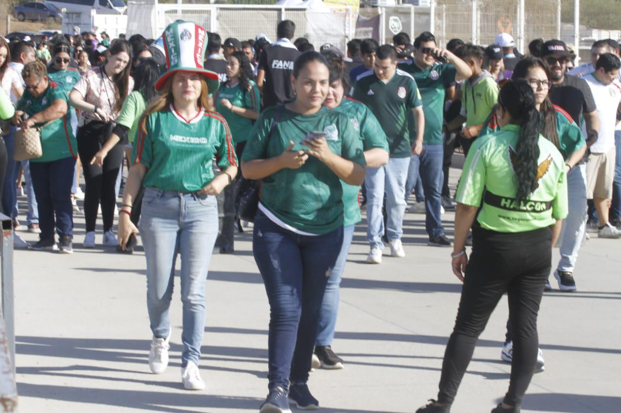 $!‘Se pinta de verde’ el Kraken en una fiesta familiar y con música de banda en el México-Guatemala