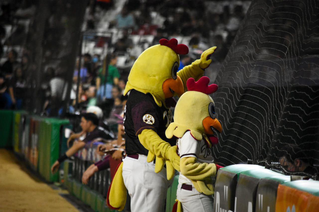 $!Tomateros de Culiacán saca la escoba en el Clásico de la LMP