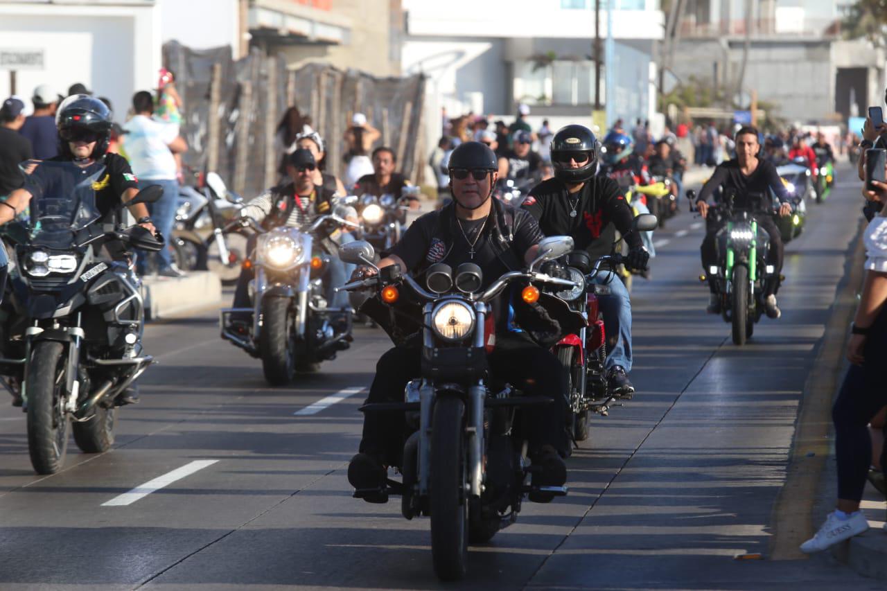 $!Miles de motociclistas convierten el malecón en un Carnaval